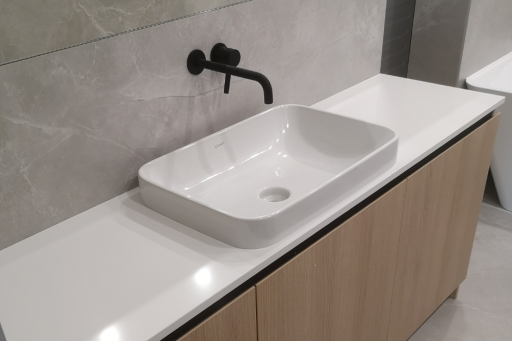 Konglomerat Technistone Crystal Polar White w łazience