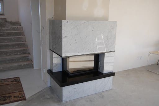 Carrara kominek