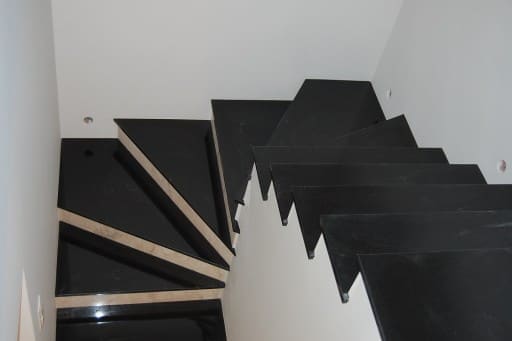 Realizacje:schody nero assoluto i breccia