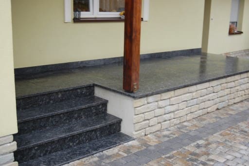 Steel Grey granit na schodach