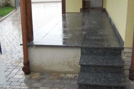 Steel Grey granit na schodach
