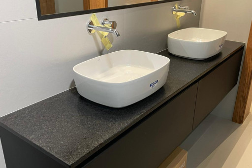 Granit Carbian Black w łazience