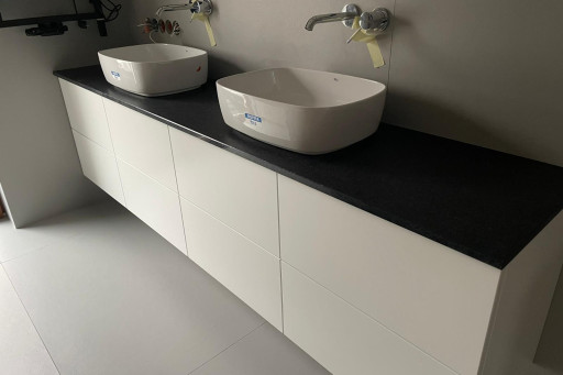 Granit Carbian Black w łazience