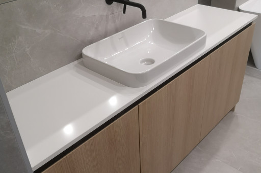 Konglomerat Technistone Crystal Polar White w łazience