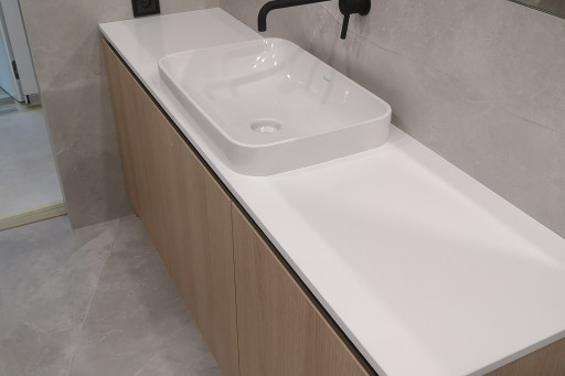 Konglomerat Technistone Crystal Polar White w łazience