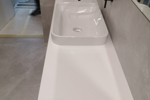 Konglomerat Technistone Crystal Polar White w łazience