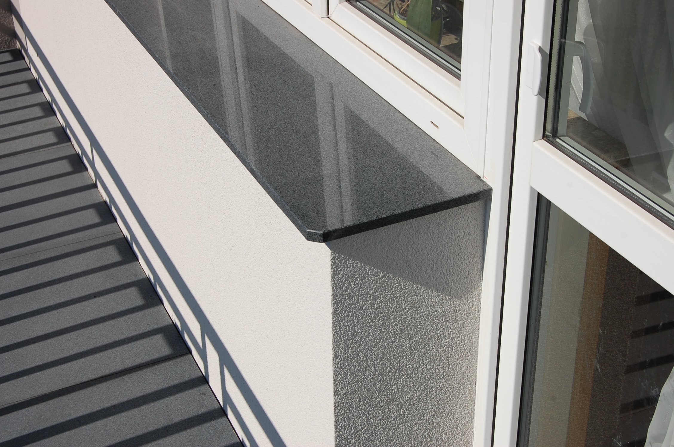 What distinguishes interior windowsills made of quartz conglomerate