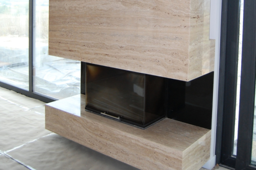 Kominek z trawertynu