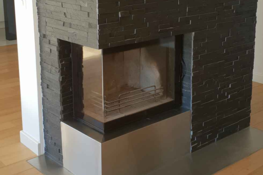 Zabudowa wkładu z imitacja kamienia.