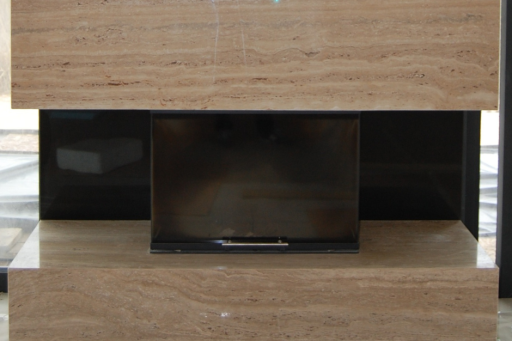 Kominek z trawertynu