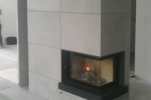 Kominek z  obudową betonem architektonicznym