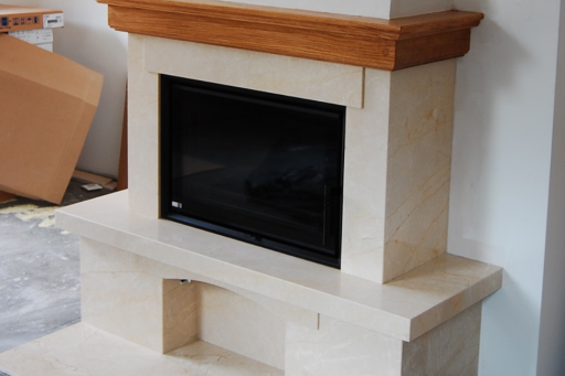 Kominek z białego marmuru