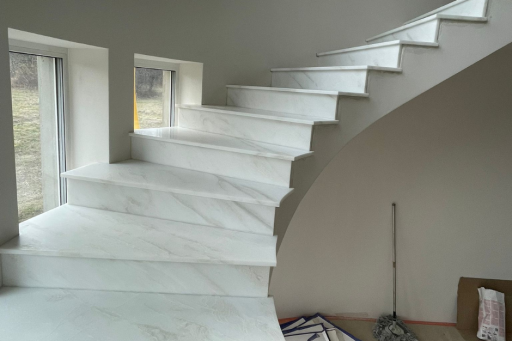 Marmur White Cloud na schodach