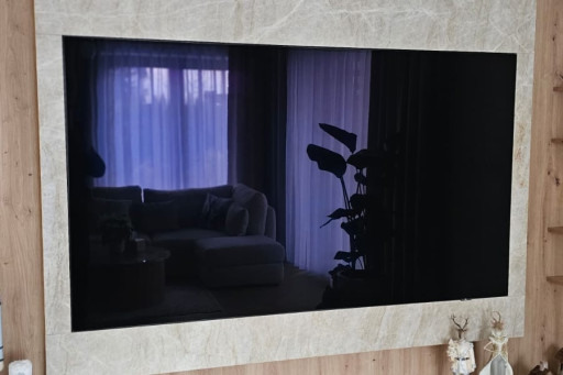 Ściana telewizyjna oraz półka pod tv z kwarcytu naturalnego Taj Mahal