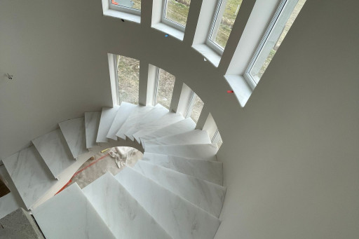 Marmur White Cloud na schodach