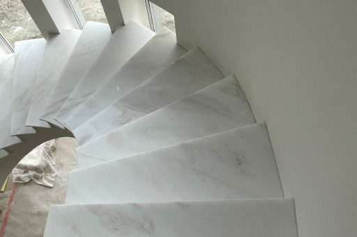 Marmur White Cloud na schodach