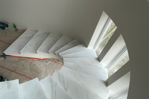 Marmur White Cloud na schodach