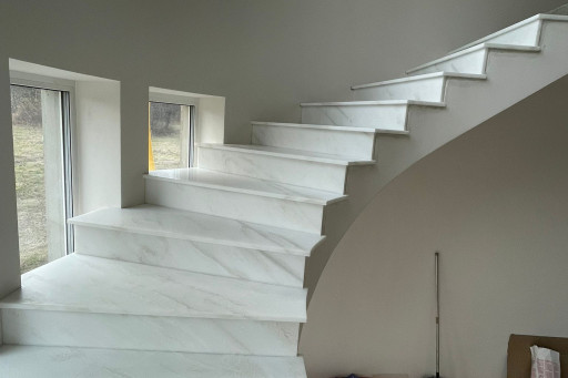 Marmur White Cloud na schodach