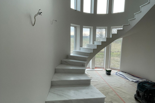 Marmur White Cloud na schodach